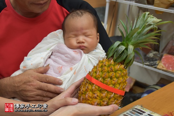 剃胎毛、滿月剃頭、嬰兒剃頭、嬰兒理髮、嬰兒剃髮、嬰兒剃胎毛、嬰兒滿月剃頭、寶寶剃頭、剃胎毛儀式、剃胎毛吉祥話、滿月剃頭儀式、滿月剃頭吉祥話、寶寶剃胎毛、寶寶滿月剃頭理髮、 新北市永和地區剃胎毛、新北市永和地區滿月剃頭、新北市永和地區嬰兒剃頭剃胎毛、新北市永和地區嬰兒理髮、新北市嬰兒剃髮、鍾寶寶(新北永和區嬰兒寶寶滿月剃頭理髮、免費嬰兒剃胎毛儀式吉祥話)。中國風會場，爸媽寶貝免費穿「日中韓」古裝禮服。專業拍照、DVD光碟、證書。★購買「臍帶章、肚臍章、胎毛筆刷印章」贈送：剃頭、收涎、抓周，三選一。2017.09.03照片14