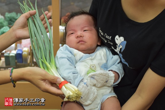 剃胎毛、滿月剃頭、嬰兒剃頭、嬰兒理髮、嬰兒剃髮、嬰兒剃胎毛、嬰兒滿月剃頭、寶寶剃頭、剃胎毛儀式、剃胎毛吉祥話、滿月剃頭儀式、滿月剃頭吉祥話、寶寶剃胎毛、寶寶滿月剃頭理髮、 新北市永和地區剃胎毛、新北市永和地區滿月剃頭、新北市永和地區嬰兒剃頭剃胎毛、新北市永和地區嬰兒理髮、新北市嬰兒剃髮、曹寶寶(新北永和區嬰兒寶寶滿月剃頭理髮、免費嬰兒剃胎毛儀式吉祥話)。中國風會場，爸媽寶貝免費穿「日中韓」古裝禮服。專業拍照、DVD光碟、證書。★購買「臍帶章、肚臍章、胎毛筆刷印章」贈送：剃頭、收涎、抓周，三選一。2017.10.04照片10