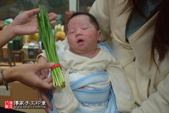 剃胎毛、滿月剃頭、嬰兒剃頭、嬰兒理髮、嬰兒剃髮、嬰兒剃胎毛、嬰兒滿月剃頭、寶寶剃頭、剃胎毛儀式、剃胎毛吉祥話、滿月剃頭儀式、滿月剃頭吉祥話、寶寶剃胎毛、寶寶滿月剃頭理髮、 新北市永和地區剃胎毛、新北市永和地區滿月剃頭、新北市永和地區嬰兒剃頭剃胎毛、新北市永和地區嬰兒理髮、新北市嬰兒剃髮、許寶寶(新北永和區嬰兒寶寶滿月剃頭理髮、免費嬰兒剃胎毛儀式吉祥話)。中國風會場，爸媽寶貝免費穿「日中韓」古裝禮服。專業拍照、DVD光碟、證書。★購買「臍帶章、肚臍章、胎毛筆刷印章」贈送：剃頭、收涎、抓周，三選一。2017.10.21照片10