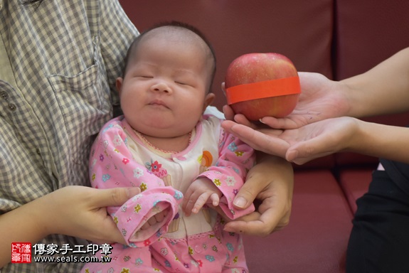 剃胎毛、滿月剃頭、嬰兒剃頭、嬰兒理髮、嬰兒剃髮、嬰兒剃胎毛、嬰兒滿月剃頭、寶寶剃頭、剃胎毛儀式、剃胎毛吉祥話、滿月剃頭儀式、滿月剃頭吉祥話、寶寶剃胎毛、寶寶滿月剃頭理髮、 桃園市桃園地區剃胎毛、桃園市桃園地區滿月剃頭、桃園市桃園地區嬰兒剃頭剃胎毛、桃園市桃園地區嬰兒理髮、桃園市嬰兒剃髮、梁寶寶(桃園桃園區到府嬰兒寶寶滿月剃頭理髮、免費到府嬰兒剃胎毛儀式吉祥話)。到府剃頭剃胎毛主持、專業拍照、DVD光碟、證書。★購買「臍帶章、肚臍章、胎毛筆刷印章」贈送：剃頭、收涎、抓周，三選一。2017.11.28照片8