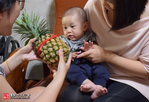 剃胎毛、滿月剃頭、嬰兒剃頭、嬰兒理髮、嬰兒剃髮、嬰兒剃胎毛、嬰兒滿月剃頭、寶寶剃頭、剃胎毛儀式、剃胎毛吉祥話、滿月剃頭儀式、滿月剃頭吉祥話、寶寶剃胎毛、寶寶滿月剃頭理髮、 台南市楠西區剃胎毛、台南市楠西區滿月剃頭、 台南市楠西區嬰兒剃頭剃胎毛、台南市楠西區嬰兒理髮、台南市楠西區嬰兒剃髮、葉寶寶(台南市楠西區到府嬰兒寶寶滿月剃頭理髮、免費到府嬰兒剃胎毛儀式吉祥話)。到府剃頭剃胎毛主持、專業拍照、DVD光碟、證書。★購買「臍帶章、肚臍章、胎毛筆刷印章」贈送：剃頭、收涎、抓周，三選一。2016.05.22  照片11