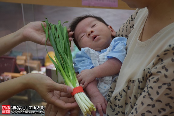 剃胎毛、滿月剃頭、嬰兒剃頭、嬰兒理髮、嬰兒剃髮、嬰兒剃胎毛、嬰兒滿月剃頭、寶寶剃頭、剃胎毛儀式、剃胎毛吉祥話、滿月剃頭儀式、滿月剃頭吉祥話、寶寶剃胎毛、寶寶滿月剃頭理髮、新北永和區剃胎毛、新北永和區滿月剃頭、新北永和區嬰兒剃頭剃胎毛、新北永和區嬰兒理髮、新北永和區嬰兒剃髮、金寶寶(新北永和區嬰兒寶寶滿月剃頭理髮、免費嬰兒剃胎毛儀式吉祥話)。中國風會場，爸媽寶貝免費穿「日中韓」古裝禮服。專業拍照、DVD光碟、證書。★購買「臍帶章、肚臍章、胎毛筆刷印章」贈送：剃頭、收涎、抓周，三選一。2016.08.21  照片9