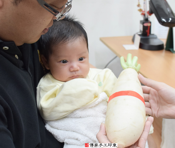 柳寶寶(新北永和區嬰兒寶寶滿月剃頭理髮、免費嬰兒剃胎毛儀式吉祥話)。中國風會場，爸媽寶貝免費穿「日中韓」古裝禮服。專業拍照、DVD光碟、證書。★購買「臍帶章、肚臍章、胎毛筆刷印章」贈送：剃頭、收涎、抓周，三選一。 2015.11.29 照片13