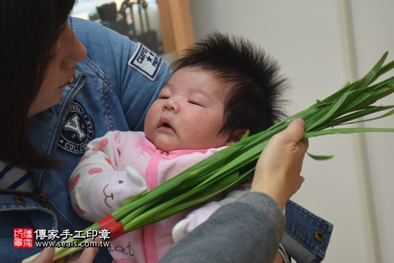 剃胎毛、滿月剃頭、嬰兒剃頭、嬰兒理髮、嬰兒剃髮、嬰兒剃胎毛、嬰兒滿月剃頭、寶寶剃頭、剃胎毛儀式、剃胎毛吉祥話、滿月剃頭儀式、滿月剃頭吉祥話、寶寶剃胎毛、寶寶滿月剃頭理髮、新竹香山區剃胎毛、新竹香山區滿月剃頭、新竹香山區嬰兒剃頭剃胎毛、新竹香山區嬰兒理髮、新竹香山區嬰兒剃髮、田寶寶(新竹香山區嬰兒寶寶滿月剃頭理髮、免費嬰兒剃胎毛儀式吉祥話)。中國風會場，爸媽寶貝免費穿「日中韓」古裝禮服。專業拍照、DVD光碟、證書。★購買「臍帶章、肚臍章、胎毛筆刷印章」贈送：剃頭、收涎、抓周，三選一。2017.02.15 照片10