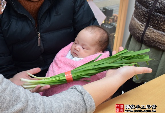 剃胎毛、滿月剃頭、嬰兒剃頭、嬰兒理髮、嬰兒剃髮、嬰兒剃胎毛、嬰兒滿月剃頭、寶寶剃頭、剃胎毛儀式、剃胎毛吉祥話、滿月剃頭儀式、滿月剃頭吉祥話、寶寶剃胎毛、寶寶滿月剃頭理髮、新竹香山區剃胎毛、新竹香山區滿月剃頭、新竹香山區嬰兒剃頭剃胎毛、新竹香山區嬰兒理髮、新竹香山區嬰兒剃髮、林寶寶(新竹香山區嬰兒寶寶滿月剃頭理髮、免費嬰兒剃胎毛儀式吉祥話)。中國風會場，爸媽寶貝免費穿「日中韓」古裝禮服。專業拍照、DVD光碟、證書。★購買「臍帶章、肚臍章、胎毛筆刷印章」贈送：剃頭、收涎、抓周，三選一。2016.01.29 照片10