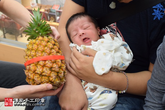 剃胎毛、滿月剃頭、嬰兒剃頭、嬰兒理髮、嬰兒剃髮、嬰兒剃胎毛、嬰兒滿月剃頭、寶寶剃頭、剃胎毛儀式、剃胎毛吉祥話、滿月剃頭儀式、滿月剃頭吉祥話、寶寶剃胎毛、寶寶滿月剃頭理髮、新北永和區剃胎毛、新北永和區滿月剃頭、新北永和區嬰兒剃頭剃胎毛、新北永和區嬰兒理髮、新北永和區嬰兒剃髮、湯圓(新北永和區嬰兒寶寶滿月剃頭理髮、免費嬰兒剃胎毛儀式吉祥話)。中國風會場，爸媽寶貝免費穿「日中韓」古裝禮服。專業拍照、DVD光碟、證書。★購買「臍帶章、肚臍章、胎毛筆刷印章」贈送：剃頭、收涎、抓周，三選一。2017.05.10 照片10