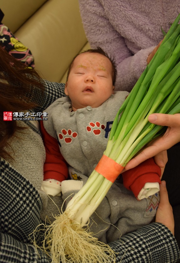 剃胎毛、滿月剃頭、嬰兒剃頭、嬰兒理髮、嬰兒剃髮、嬰兒剃胎毛、嬰兒滿月剃頭、寶寶剃頭、剃胎毛儀式、剃胎毛吉祥話、滿月剃頭儀式、滿月剃頭吉祥話、寶寶剃胎毛、寶寶滿月剃頭理髮、 新竹市剃胎毛、新竹市滿月剃頭、 新竹市嬰兒剃頭剃胎毛、新竹市嬰兒理髮、新竹市嬰兒剃髮、黃寶寶(新竹市到府嬰兒寶寶滿月剃頭理髮、免費到府嬰兒剃胎毛儀式吉祥話)。到府剃頭剃胎毛主持、專業拍照、DVD光碟、證書。★購買「臍帶章、肚臍章、胎毛筆刷印章」贈送：剃頭、收涎、抓周，三選一。2016.01.24 照片12