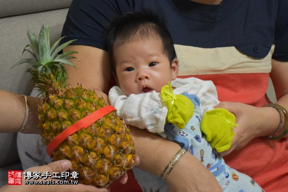 剃胎毛、滿月剃頭、嬰兒剃頭、嬰兒理髮、嬰兒剃髮、嬰兒剃胎毛、嬰兒滿月剃頭、寶寶剃頭、剃胎毛儀式、剃胎毛吉祥話、滿月剃頭儀式、滿月剃頭吉祥話、寶寶剃胎毛、寶寶滿月剃頭理髮、 新北市板橋地區剃胎毛、新北市板橋地區滿月剃頭、新北市板橋地區嬰兒剃頭剃胎毛、新北市板橋地區嬰兒理髮、新北市嬰兒剃髮、黃寶寶(新北板橋區到府嬰兒寶寶滿月剃頭理髮、免費到府嬰兒剃胎毛儀式吉祥話)。到府剃頭剃胎毛主持、專業拍照、DVD光碟、證書。★購買「臍帶章、肚臍章、胎毛筆刷印章」贈送：剃頭、收涎、抓周，三選一。2017.10.19照片10