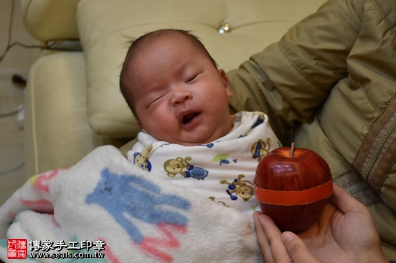 剃胎毛、滿月剃頭、嬰兒剃頭、嬰兒理髮、嬰兒剃髮、嬰兒剃胎毛、嬰兒滿月剃頭、寶寶剃頭、剃胎毛儀式、剃胎毛吉祥話、滿月剃頭儀式、滿月剃頭吉祥話、寶寶剃胎毛、寶寶滿月剃頭理髮、 新北汐止區剃胎毛、新北汐止區滿月剃頭、 新北汐止區嬰兒剃頭剃胎毛、新北汐止區嬰兒理髮、新北汐止區嬰兒剃髮、陳寶寶(新北汐止區到府嬰兒寶寶滿月剃頭理髮、免費到府嬰兒剃胎毛儀式吉祥話)。到府剃頭剃胎毛主持、專業拍照、DVD光碟、證書。★購買「臍帶章、肚臍章、胎毛筆刷印章」贈送：剃頭、收涎、抓周，三選一。2017.01.17  照片8