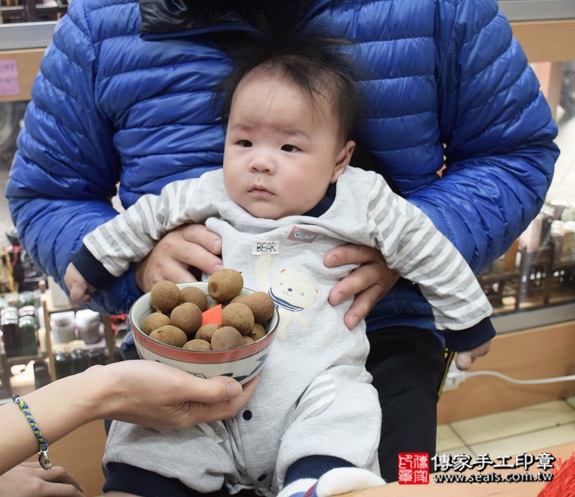 剃胎毛、滿月剃頭、嬰兒剃頭、嬰兒理髮、嬰兒剃髮、嬰兒剃胎毛、嬰兒滿月剃頭、寶寶剃頭、剃胎毛儀式、剃胎毛吉祥話、滿月剃頭儀式、滿月剃頭吉祥話、寶寶剃胎毛、寶寶滿月剃頭理髮、 新北永和區剃胎毛、新北永和區滿月剃頭、新北永和區嬰兒剃頭剃胎毛、新北永和區嬰兒理髮、新北永和區嬰兒剃髮、吳寶寶(新北永和區嬰兒寶寶滿月剃頭理髮、免費嬰兒剃胎毛儀式吉祥話)。中國風會場，爸媽寶貝免費穿「日中韓」古裝禮服。專業拍照、DVD光碟、證書。★購買「臍帶章、肚臍章、胎毛筆刷印章」贈送：剃頭、收涎、抓周，三選一。2015.12.12 照片7
