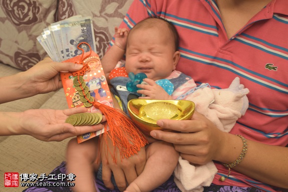 剃胎毛、滿月剃頭、嬰兒剃頭、嬰兒理髮、嬰兒剃髮、嬰兒剃胎毛、嬰兒滿月剃頭、寶寶剃頭、剃胎毛儀式、剃胎毛吉祥話、滿月剃頭儀式、滿月剃頭吉祥話、寶寶剃胎毛、寶寶滿月剃頭理髮、 新北新莊區剃胎毛、新北新莊區滿月剃頭、 新北新莊區嬰兒剃頭剃胎毛、新北新莊區嬰兒理髮、新北新莊區嬰兒剃髮、林寶寶(新北新莊區到府嬰兒寶寶滿月剃頭理髮、免費到府嬰兒剃胎毛儀式吉祥話)。到府剃頭剃胎毛主持、專業拍照、DVD光碟、證書。★購買「臍帶章、肚臍章、胎毛筆刷印章」贈送：剃頭、收涎、抓周，三選一。2017.06.04  照片14