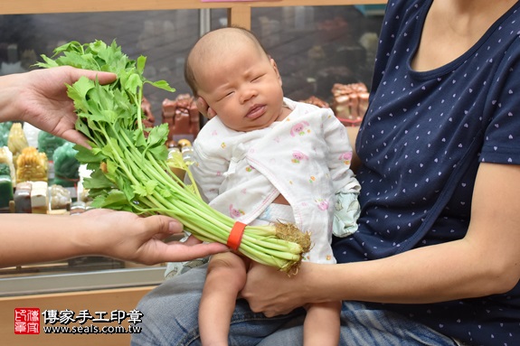 剃胎毛、滿月剃頭、嬰兒剃頭、嬰兒理髮、嬰兒剃髮、嬰兒剃胎毛、嬰兒滿月剃頭、寶寶剃頭、剃胎毛儀式、剃胎毛吉祥話、滿月剃頭儀式、滿月剃頭吉祥話、寶寶剃胎毛、寶寶滿月剃頭理髮、新北永和區剃胎毛、新北永和區滿月剃頭、新北永和區嬰兒剃頭剃胎毛、新北永和區嬰兒理髮、新北永和區嬰兒剃髮、YOYO(新北永和區嬰兒寶寶滿月剃頭理髮、免費嬰兒剃胎毛儀式吉祥話)。中國風會場，爸媽寶貝免費穿「日中韓」古裝禮服。專業拍照、DVD光碟、證書。★購買「臍帶章、肚臍章、胎毛筆刷印章」贈送：剃頭、收涎、抓周，三選一。2017.07.31 照片13