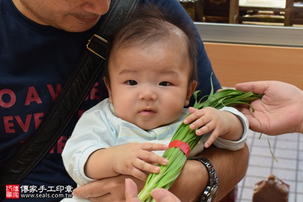 剃胎毛、滿月剃頭、嬰兒剃頭、嬰兒理髮、嬰兒剃髮、嬰兒剃胎毛、嬰兒滿月剃頭、寶寶剃頭、剃胎毛儀式、剃胎毛吉祥話、滿月剃頭儀式、滿月剃頭吉祥話、寶寶剃胎毛、寶寶滿月剃頭理髮、 新竹市香山地區剃胎毛、新竹市香山地區滿月剃頭、新竹市香山地區嬰兒剃頭剃胎毛、新竹市香山地區嬰兒理髮、新竹市嬰兒剃髮、陳寶寶(新竹香山區嬰兒寶寶滿月剃頭理髮、免費嬰兒剃胎毛儀式吉祥話)。中國風會場，爸媽寶貝免費穿「日中韓」古裝禮服。專業拍照、DVD光碟、證書。★購買「臍帶章、肚臍章、胎毛筆刷印章」贈送：剃頭、收涎、抓周，三選一。2017.10.05照片10