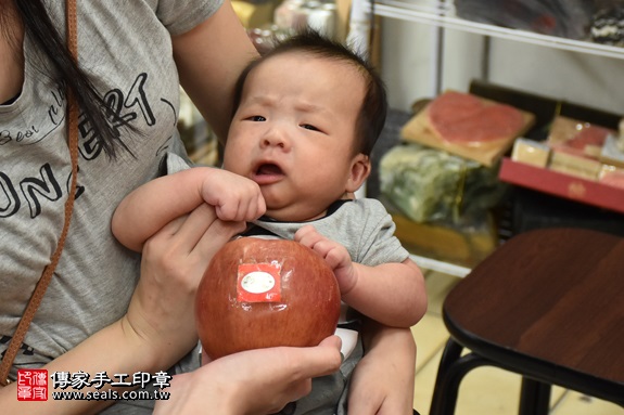 剃胎毛、滿月剃頭、嬰兒剃頭、嬰兒理髮、嬰兒剃髮、嬰兒剃胎毛、嬰兒滿月剃頭、寶寶剃頭、剃胎毛儀式、剃胎毛吉祥話、滿月剃頭儀式、滿月剃頭吉祥話、寶寶剃胎毛、寶寶滿月剃頭理髮、新北永和區剃胎毛、新北永和區滿月剃頭、新北永和區嬰兒剃頭剃胎毛、新北永和區嬰兒理髮、新北永和區嬰兒剃髮、余寶寶(新北永和區嬰兒寶寶滿月剃頭理髮、免費嬰兒剃胎毛儀式吉祥話)。中國風會場，爸媽寶貝免費穿「日中韓」古裝禮服。專業拍照、DVD光碟、證書。★購買「臍帶章、肚臍章、胎毛筆刷印章」贈送：剃頭、收涎、抓周，三選一。2017.06.04 照片9