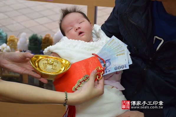 剃胎毛、滿月剃頭、嬰兒剃頭、嬰兒理髮、嬰兒剃髮、嬰兒剃胎毛、嬰兒滿月剃頭、寶寶剃頭、剃胎毛儀式、剃胎毛吉祥話、滿月剃頭儀式、滿月剃頭吉祥話、寶寶剃胎毛、寶寶滿月剃頭理髮、新北永和區剃胎毛、新北永和區滿月剃頭、新北永和區嬰兒剃頭剃胎毛、新北永和區嬰兒理髮、新北永和區嬰兒剃髮、Kitty寶寶(新北永和區嬰兒寶寶滿月剃頭理髮、免費嬰兒剃胎毛儀式吉祥話)。中國風會場，爸媽寶貝免費穿「日中韓」古裝禮服。專業拍照、DVD光碟、證書。★購買「臍帶章、肚臍章、胎毛筆刷印章」贈送：剃頭、收涎、抓周，三選一。2016.04.03  照片15