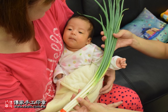 剃胎毛、滿月剃頭、嬰兒剃頭、嬰兒理髮、嬰兒剃髮、嬰兒剃胎毛、嬰兒滿月剃頭、寶寶剃頭、剃胎毛儀式、剃胎毛吉祥話、滿月剃頭儀式、滿月剃頭吉祥話、寶寶剃胎毛、寶寶滿月剃頭理髮、 新北市蘆洲地區剃胎毛、新北市蘆洲地區滿月剃頭、新北市蘆洲地區嬰兒剃頭剃胎毛、新北市蘆洲地區嬰兒理髮、新北市嬰兒剃髮、陳寶寶(新北蘆洲區到府嬰兒寶寶滿月剃頭理髮、免費到府嬰兒剃胎毛儀式吉祥話)。到府剃頭剃胎毛主持、專業拍照、DVD光碟、證書。★購買「臍帶章、肚臍章、胎毛筆刷印章」贈送：剃頭、收涎、抓周，三選一。2017.09.03照片12