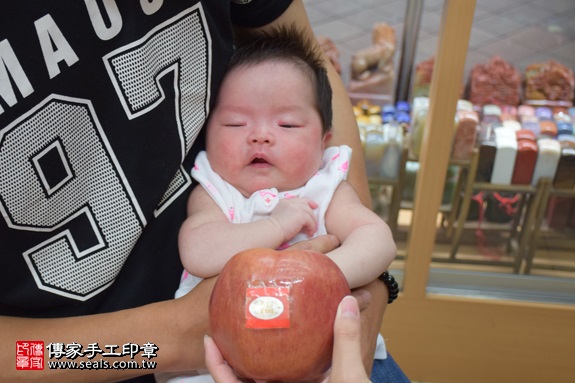 剃胎毛、滿月剃頭、嬰兒剃頭、嬰兒理髮、嬰兒剃髮、嬰兒剃胎毛、嬰兒滿月剃頭、寶寶剃頭、剃胎毛儀式、剃胎毛吉祥話、滿月剃頭儀式、滿月剃頭吉祥話、寶寶剃胎毛、寶寶滿月剃頭理髮、 新北市永和地區剃胎毛、新北市永和地區滿月剃頭、新北市永和地區嬰兒剃頭剃胎毛、新北市永和地區嬰兒理髮、新北市嬰兒剃髮、董寶寶(新北永和區嬰兒寶寶滿月剃頭理髮、免費嬰兒剃胎毛儀式吉祥話)。中國風會場，爸媽寶貝免費穿「日中韓」古裝禮服。專業拍照、DVD光碟、證書。★購買「臍帶章、肚臍章、胎毛筆刷印章」贈送：剃頭、收涎、抓周，三選一。2017.09.04照片9