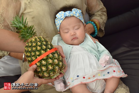 剃胎毛、滿月剃頭、嬰兒剃頭、嬰兒理髮、嬰兒剃髮、嬰兒剃胎毛、嬰兒滿月剃頭、寶寶剃頭、剃胎毛儀式、剃胎毛吉祥話、滿月剃頭儀式、滿月剃頭吉祥話、寶寶剃胎毛、寶寶滿月剃頭理髮、 台北市大安地區剃胎毛、台北市大安地區滿月剃頭、台北市大安地區嬰兒剃頭剃胎毛、台北市大安地區嬰兒理髮、台北市嬰兒剃髮、隋寶寶(台北大安區到府嬰兒寶寶滿月剃頭理髮、免費到府嬰兒剃胎毛儀式吉祥話)。到府剃頭剃胎毛主持、專業拍照、DVD光碟、證書。★購買「臍帶章、肚臍章、胎毛筆刷印章」贈送：剃頭、收涎、抓周，三選一。2017.10.05照片10