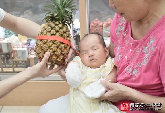 剃胎毛、滿月剃頭、嬰兒剃頭、嬰兒理髮、嬰兒剃髮、嬰兒剃胎毛、嬰兒滿月剃頭、寶寶剃頭、剃胎毛儀式、剃胎毛吉祥話、滿月剃頭儀式、滿月剃頭吉祥話、寶寶剃胎毛、寶寶滿月剃頭理髮、新北永和區剃胎毛、新北永和區滿月剃頭、新北永和區嬰兒剃頭剃胎毛、新北永和區嬰兒理髮、新北永和區嬰兒剃髮、許寶寶(新北永和區嬰兒寶寶滿月剃頭理髮、免費嬰兒剃胎毛儀式吉祥話)。中國風會場，爸媽寶貝免費穿「日中韓」古裝禮服。專業拍照、DVD光碟、證書。★購買「臍帶章、肚臍章、胎毛筆刷印章」贈送：剃頭、收涎、抓周，三選一。2016.05.09  照片13