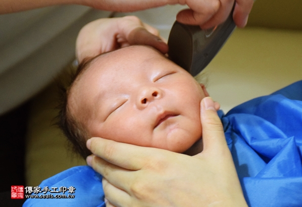 剃胎毛、滿月剃頭、嬰兒剃頭、嬰兒理髮、嬰兒剃髮、嬰兒剃胎毛、嬰兒滿月剃頭、寶寶剃頭、剃胎毛儀式、剃胎毛吉祥話、滿月剃頭儀式、滿月剃頭吉祥話、寶寶剃胎毛、寶寶滿月剃頭理髮、 新北永和區剃胎毛、新北永和區滿月剃頭、 新北永和區嬰兒剃頭剃胎毛、新北永和區嬰兒理髮、新北永和區嬰兒剃髮、曾寶寶(新北永和區到府嬰兒寶寶滿月剃頭理髮、免費到府嬰兒剃胎毛儀式吉祥話)。到府剃頭剃胎毛主持、專業拍照、DVD光碟、證書。★購買「臍帶章、肚臍章、胎毛筆刷印章」贈送：剃頭、收涎、抓周，三選一。2016.05.15  照片17