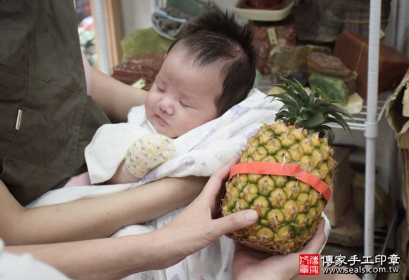 剃胎毛、滿月剃頭、嬰兒剃頭、嬰兒理髮、嬰兒剃髮、嬰兒剃胎毛、嬰兒滿月剃頭、寶寶剃頭、剃胎毛儀式、剃胎毛吉祥話、滿月剃頭儀式、滿月剃頭吉祥話、寶寶剃胎毛、寶寶滿月剃頭理髮、新北永和區剃胎毛、新北永和區滿月剃頭、新北永和區嬰兒剃頭剃胎毛、新北永和區嬰兒理髮、新北永和區嬰兒剃髮、李寶寶(新北永和區嬰兒寶寶滿月剃頭理髮、免費嬰兒剃胎毛儀式吉祥話)。中國風會場，爸媽寶貝免費穿「日中韓」古裝禮服。專業拍照、DVD光碟、證書。★購買「臍帶章、肚臍章、胎毛筆刷印章」贈送：剃頭、收涎、抓周，三選一。2016.05.16  照片10