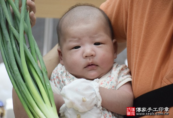 剃胎毛、滿月剃頭、嬰兒剃頭、嬰兒理髮、嬰兒剃髮、嬰兒剃胎毛、嬰兒滿月剃頭、寶寶剃頭、剃胎毛儀式、剃胎毛吉祥話、滿月剃頭儀式、滿月剃頭吉祥話、寶寶剃胎毛、寶寶滿月剃頭理髮、新北永和區剃胎毛、新北永和區滿月剃頭、新北永和區嬰兒剃頭剃胎毛、新北永和區嬰兒理髮、新北永和區嬰兒剃髮、張寶寶(新北永和區嬰兒寶寶滿月剃頭理髮、免費嬰兒剃胎毛儀式吉祥話)。中國風會場，爸媽寶貝免費穿「日中韓」古裝禮服。專業拍照、DVD光碟、證書。★購買「臍帶章、肚臍章、胎毛筆刷印章」贈送：剃頭、收涎、抓周，三選一。2016.05.24  照片11