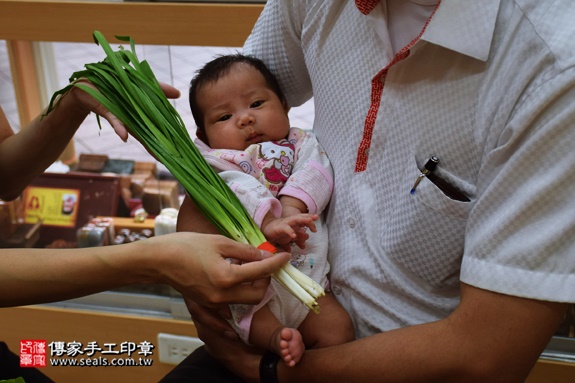 剃胎毛、滿月剃頭、嬰兒剃頭、嬰兒理髮、嬰兒剃髮、嬰兒剃胎毛、嬰兒滿月剃頭、寶寶剃頭、剃胎毛儀式、剃胎毛吉祥話、滿月剃頭儀式、滿月剃頭吉祥話、寶寶剃胎毛、寶寶滿月剃頭理髮、新北永和區剃胎毛、新北永和區滿月剃頭、新北永和區嬰兒剃頭剃胎毛、新北永和區嬰兒理髮、新北永和區嬰兒剃髮、楊寶寶(新北永和區嬰兒寶寶滿月剃頭理髮、免費嬰兒剃胎毛儀式吉祥話)。中國風會場，爸媽寶貝免費穿「日中韓」古裝禮服。專業拍照、DVD光碟、證書。★購買「臍帶章、肚臍章、胎毛筆刷印章」贈送：剃頭、收涎、抓周，三選一。2016.09.21  照片11