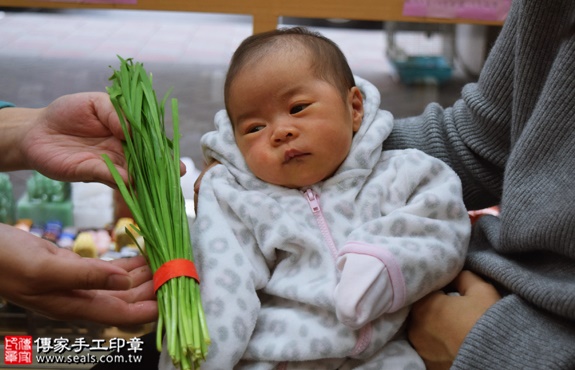 剃胎毛、滿月剃頭、嬰兒剃頭、嬰兒理髮、嬰兒剃髮、嬰兒剃胎毛、嬰兒滿月剃頭、寶寶剃頭、剃胎毛儀式、剃胎毛吉祥話、滿月剃頭儀式、滿月剃頭吉祥話、寶寶剃胎毛、寶寶滿月剃頭理髮、新北永和區剃胎毛、新北永和區滿月剃頭、新北永和區嬰兒剃頭剃胎毛、新北永和區嬰兒理髮、新北永和區嬰兒剃髮、林寶寶(新北永和區嬰兒寶寶滿月剃頭理髮、免費嬰兒剃胎毛儀式吉祥話)。中國風會場，爸媽寶貝免費穿「日中韓」古裝禮服。專業拍照、DVD光碟、證書。★購買「臍帶章、肚臍章、胎毛筆刷印章」贈送：剃頭、收涎、抓周，三選一。2016.12.28 照片11