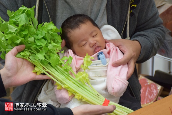 剃胎毛、滿月剃頭、嬰兒剃頭、嬰兒理髮、嬰兒剃髮、嬰兒剃胎毛、嬰兒滿月剃頭、寶寶剃頭、剃胎毛儀式、剃胎毛吉祥話、滿月剃頭儀式、滿月剃頭吉祥話、寶寶剃胎毛、寶寶滿月剃頭理髮、新北永和區剃胎毛、新北永和區滿月剃頭、新北永和區嬰兒剃頭剃胎毛、新北永和區嬰兒理髮、新北永和區嬰兒剃髮、張寶寶(新北永和區嬰兒寶寶滿月剃頭理髮、免費嬰兒剃胎毛儀式吉祥話)。中國風會場，爸媽寶貝免費穿「日中韓」古裝禮服。專業拍照、DVD光碟、證書。★購買「臍帶章、肚臍章、胎毛筆刷印章」贈送：剃頭、收涎、抓周，三選一。2017.02.25 照片11