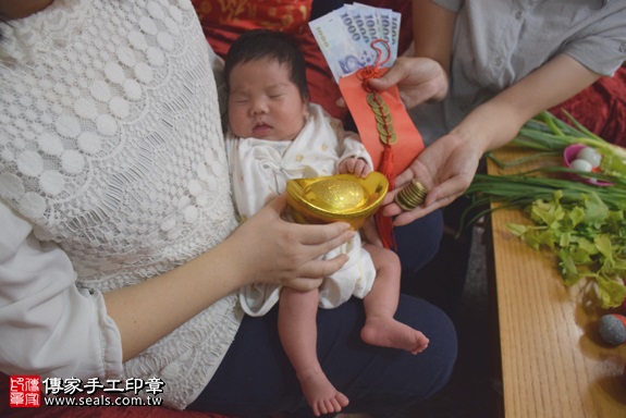 剃胎毛、滿月剃頭、嬰兒剃頭、嬰兒理髮、嬰兒剃髮、嬰兒剃胎毛、嬰兒滿月剃頭、寶寶剃頭、剃胎毛儀式、剃胎毛吉祥話、滿月剃頭儀式、滿月剃頭吉祥話、寶寶剃胎毛、寶寶滿月剃頭理髮、 台北大安區剃胎毛、台北大安區滿月剃頭、 台北大安區嬰兒剃頭剃胎毛、台北大安區嬰兒理髮、台北大安區嬰兒剃髮、林寶寶(台北大安區到府嬰兒寶寶滿月剃頭理髮、免費到府嬰兒剃胎毛儀式吉祥話)。到府剃頭剃胎毛主持、專業拍照、DVD光碟、證書。★購買「臍帶章、肚臍章、胎毛筆刷印章」贈送：剃頭、收涎、抓周，三選一。2017.06.04  照片14