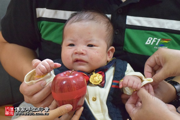 剃胎毛、滿月剃頭、嬰兒剃頭、嬰兒理髮、嬰兒剃髮、嬰兒剃胎毛、嬰兒滿月剃頭、寶寶剃頭、剃胎毛儀式、剃胎毛吉祥話、滿月剃頭儀式、滿月剃頭吉祥話、寶寶剃胎毛、寶寶滿月剃頭理髮、 新北市永和地區剃胎毛、新北市永和地區滿月剃頭、新北市永和地區嬰兒剃頭剃胎毛、新北市永和地區嬰兒理髮、新北市嬰兒剃髮、黃寶寶(新北鶯歌區到府嬰兒寶寶滿月剃頭理髮、免費到府嬰兒剃胎毛儀式吉祥話)。到府剃頭剃胎毛主持、專業拍照、DVD光碟、證書。★購買「臍帶章、肚臍章、胎毛筆刷印章」贈送：剃頭、收涎、抓周，三選一。2017.09.28照片9