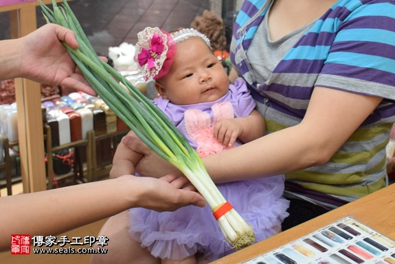 剃胎毛、滿月剃頭、嬰兒剃頭、嬰兒理髮、嬰兒剃髮、嬰兒剃胎毛、嬰兒滿月剃頭、寶寶剃頭、剃胎毛儀式、剃胎毛吉祥話、滿月剃頭儀式、滿月剃頭吉祥話、寶寶剃胎毛、寶寶滿月剃頭理髮、 新北市永和地區剃胎毛、新北市永和地區滿月剃頭、新北市永和地區嬰兒剃頭剃胎毛、新北市永和地區嬰兒理髮、新北市嬰兒剃髮、胡寶寶(新北永和區嬰兒寶寶滿月剃頭理髮、免費嬰兒剃胎毛儀式吉祥話)。中國風會場，爸媽寶貝免費穿「日中韓」古裝禮服。專業拍照、DVD光碟、證書。★購買「臍帶章、肚臍章、胎毛筆刷印章」贈送：剃頭、收涎、抓周，三選一。2017.10.08照片12