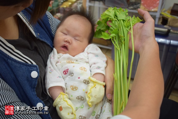 剃胎毛、滿月剃頭、嬰兒剃頭、嬰兒理髮、嬰兒剃髮、嬰兒剃胎毛、嬰兒滿月剃頭、寶寶剃頭、剃胎毛儀式、剃胎毛吉祥話、滿月剃頭儀式、滿月剃頭吉祥話、寶寶剃胎毛、寶寶滿月剃頭理髮、 新北市永和地區剃胎毛、新北市永和地區滿月剃頭、新北市永和地區嬰兒剃頭剃胎毛、新北市永和地區嬰兒理髮、新北市嬰兒剃髮、陳寶寶(新北永和區嬰兒寶寶滿月剃頭理髮、免費嬰兒剃胎毛儀式吉祥話)。中國風會場，爸媽寶貝免費穿「日中韓」古裝禮服。專業拍照、DVD光碟、證書。★購買「臍帶章、肚臍章、胎毛筆刷印章」贈送：剃頭、收涎、抓周，三選一。2017.10.28照片13