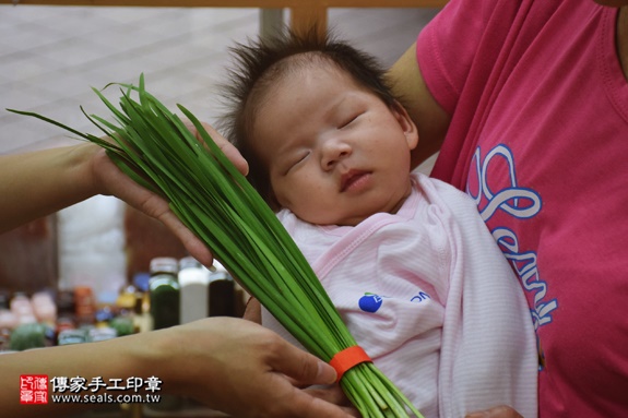 剃胎毛、滿月剃頭、嬰兒剃頭、嬰兒理髮、嬰兒剃髮、嬰兒剃胎毛、嬰兒滿月剃頭、寶寶剃頭、剃胎毛儀式、剃胎毛吉祥話、滿月剃頭儀式、滿月剃頭吉祥話、寶寶剃胎毛、寶寶滿月剃頭理髮、新北永和區剃胎毛、新北永和區滿月剃頭、新北永和區嬰兒剃頭剃胎毛、新北永和區嬰兒理髮、新北永和區嬰兒剃髮、葉寶寶(新北永和區嬰兒寶寶滿月剃頭理髮、免費嬰兒剃胎毛儀式吉祥話)。中國風會場，爸媽寶貝免費穿「日中韓」古裝禮服。專業拍照、DVD光碟、證書。★購買「臍帶章、肚臍章、胎毛筆刷印章」贈送：剃頭、收涎、抓周，三選一。2016.10.24 照片10