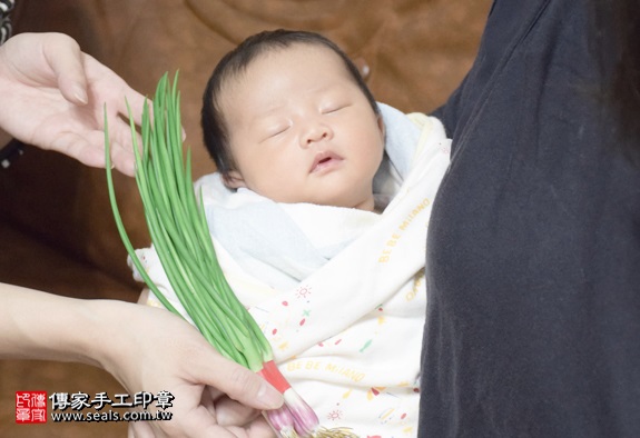 剃胎毛、滿月剃頭、嬰兒剃頭、嬰兒理髮、嬰兒剃髮、嬰兒剃胎毛、嬰兒滿月剃頭、寶寶剃頭、剃胎毛儀式、剃胎毛吉祥話、滿月剃頭儀式、滿月剃頭吉祥話、寶寶剃胎毛、寶寶滿月剃頭理髮、 桃園中壢區剃胎毛、桃園中壢區滿月剃頭、 桃園中壢區嬰兒剃頭剃胎毛、桃園中壢區嬰兒理髮、桃園中壢區嬰兒剃髮、焦寶寶(桃園中壢區到府嬰兒寶寶滿月剃頭理髮、免費到府嬰兒剃胎毛儀式吉祥話)。到府剃頭剃胎毛主持、專業拍照、DVD光碟、證書。★購買「臍帶章、肚臍章、胎毛筆刷印章」贈送：剃頭、收涎、抓周，三選一。2016.03.05 照片9