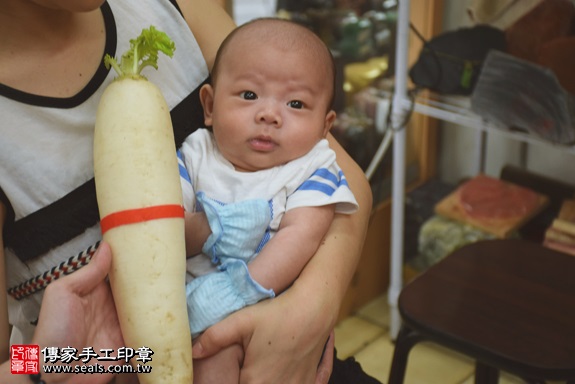 剃胎毛、滿月剃頭、嬰兒剃頭、嬰兒理髮、嬰兒剃髮、嬰兒剃胎毛、嬰兒滿月剃頭、寶寶剃頭、剃胎毛儀式、剃胎毛吉祥話、滿月剃頭儀式、滿月剃頭吉祥話、寶寶剃胎毛、寶寶滿月剃頭理髮、新北永和區剃胎毛、新北永和區滿月剃頭、新北永和區嬰兒剃頭剃胎毛、新北永和區嬰兒理髮、新北永和區嬰兒剃髮、簡寶寶(新北永和區嬰兒寶寶滿月剃頭理髮、免費嬰兒剃胎毛儀式吉祥話)。中國風會場，爸媽寶貝免費穿「日中韓」古裝禮服。專業拍照、DVD光碟、證書。★購買「臍帶章、肚臍章、胎毛筆刷印章」贈送：剃頭、收涎、抓周，三選一。2017.06.24 照片14