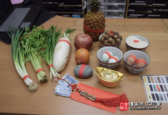 剃胎毛、滿月剃頭、嬰兒剃頭、嬰兒理髮、嬰兒剃髮、嬰兒剃胎毛、嬰兒滿月剃頭、寶寶剃頭、剃胎毛儀式、剃胎毛吉祥話、滿月剃頭儀式、滿月剃頭吉祥話、寶寶剃胎毛、寶寶滿月剃頭理髮、新北永和區剃胎毛、新北永和區滿月剃頭、新北永和區嬰兒剃頭剃胎毛、新北永和區嬰兒理髮、新北永和區嬰兒剃髮、洪寶寶們(新北永和區嬰兒寶寶滿月剃頭理髮、免費嬰兒剃胎毛儀式吉祥話)。中國風會場，爸媽寶貝免費穿「日中韓」古裝禮服。專業拍照、DVD光碟、證書。★購買「臍帶章、肚臍章、胎毛筆刷印章」贈送：剃頭、收涎、抓周，三選一。2016.03.24  照片1