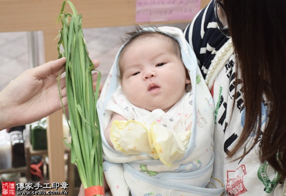 剃胎毛、滿月剃頭、嬰兒剃頭、嬰兒理髮、嬰兒剃髮、嬰兒剃胎毛、嬰兒滿月剃頭、寶寶剃頭、剃胎毛儀式、剃胎毛吉祥話、滿月剃頭儀式、滿月剃頭吉祥話、寶寶剃胎毛、寶寶滿月剃頭理髮、新北永和區剃胎毛、新北永和區滿月剃頭、新北永和區嬰兒剃頭剃胎毛、新北永和區嬰兒理髮、新北永和區嬰兒剃髮、楊寶寶(新北永和區嬰兒寶寶滿月剃頭理髮、免費嬰兒剃胎毛儀式吉祥話)。中國風會場，爸媽寶貝免費穿「日中韓」古裝禮服。專業拍照、DVD光碟、證書。★購買「臍帶章、肚臍章、胎毛筆刷印章」贈送：剃頭、收涎、抓周，三選一。2016.07.03  照片10