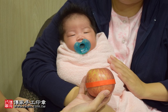 剃胎毛、滿月剃頭、嬰兒剃頭、嬰兒理髮、嬰兒剃髮、嬰兒剃胎毛、嬰兒滿月剃頭、寶寶剃頭、剃胎毛儀式、剃胎毛吉祥話、滿月剃頭儀式、滿月剃頭吉祥話、寶寶剃胎毛、寶寶滿月剃頭理髮、 新北市板橋地區剃胎毛、新北市板橋地區滿月剃頭、新北市板橋地區嬰兒剃頭剃胎毛、新北市板橋地區嬰兒理髮、新北市嬰兒剃髮、 朱寶寶(新北板橋區到府嬰兒寶寶滿月剃頭理髮、免費到府嬰兒剃胎毛儀式吉祥話)。到府剃頭剃胎毛主持、專業拍照、DVD光碟、證書。★購買「臍帶章、肚臍章、胎毛筆刷印章」贈送：剃頭、收涎、抓周，三選一。2017.09.02照片8