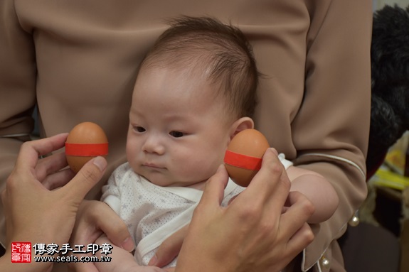 剃胎毛、滿月剃頭、嬰兒剃頭、嬰兒理髮、嬰兒剃髮、嬰兒剃胎毛、嬰兒滿月剃頭、寶寶剃頭、剃胎毛儀式、剃胎毛吉祥話、滿月剃頭儀式、滿月剃頭吉祥話、寶寶剃胎毛、寶寶滿月剃頭理髮、 新北市永和地區剃胎毛、新北市永和地區滿月剃頭、新北市永和地區嬰兒剃頭剃胎毛、新北市永和地區嬰兒理髮、新北市嬰兒剃髮、劉寶寶(新北永和區嬰兒寶寶滿月剃頭理髮、免費嬰兒剃胎毛儀式吉祥話)。中國風會場，爸媽寶貝免費穿「日中韓」古裝禮服。專業拍照、DVD光碟、證書。★購買「臍帶章、肚臍章、胎毛筆刷印章」贈送：剃頭、收涎、抓周，三選一。2017.09.09照片3