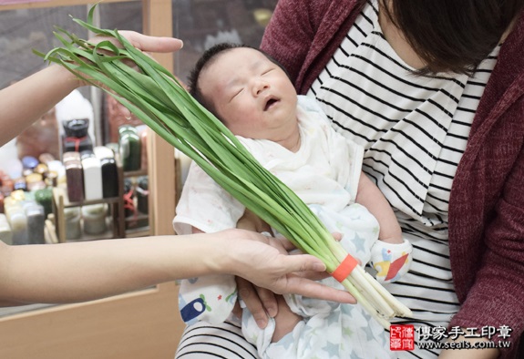 剃胎毛、滿月剃頭、嬰兒剃頭、嬰兒理髮、嬰兒剃髮、嬰兒剃胎毛、嬰兒滿月剃頭、寶寶剃頭、剃胎毛儀式、剃胎毛吉祥話、滿月剃頭儀式、滿月剃頭吉祥話、寶寶剃胎毛、寶寶滿月剃頭理髮、新北永和區剃胎毛、新北永和區滿月剃頭、新北永和區嬰兒剃頭剃胎毛、新北永和區嬰兒理髮、新北永和區嬰兒剃髮、張寶寶(新北永和區嬰兒寶寶滿月剃頭理髮、免費嬰兒剃胎毛儀式吉祥話)。中國風會場，爸媽寶貝免費穿「日中韓」古裝禮服。專業拍照、DVD光碟、證書。★購買「臍帶章、肚臍章、胎毛筆刷印章」贈送：剃頭、收涎、抓周，三選一。2016.09.20 照片12