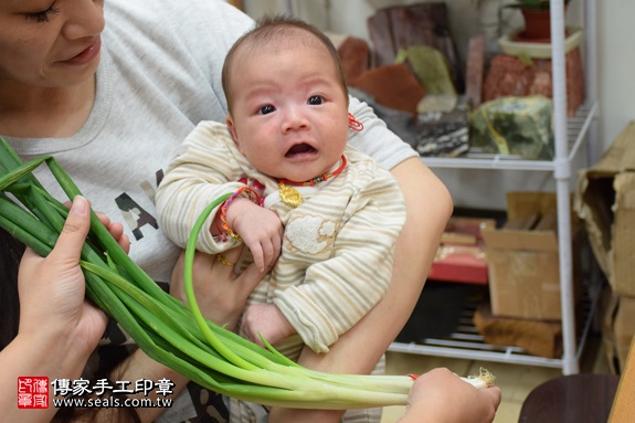 剃胎毛、滿月剃頭、嬰兒剃頭、嬰兒理髮、嬰兒剃髮、嬰兒剃胎毛、嬰兒滿月剃頭、寶寶剃頭、剃胎毛儀式、剃胎毛吉祥話、滿月剃頭儀式、滿月剃頭吉祥話、寶寶剃胎毛、寶寶滿月剃頭理髮、新北永和區剃胎毛、新北永和區滿月剃頭、新北永和區嬰兒剃頭剃胎毛、新北永和區嬰兒理髮、新北永和區嬰兒剃髮、鵝妹妹(新北永和區嬰兒寶寶滿月剃頭理髮、免費嬰兒剃胎毛儀式吉祥話)。中國風會場，爸媽寶貝免費穿「日中韓」古裝禮服。專業拍照、DVD光碟、證書。★購買「臍帶章、肚臍章、胎毛筆刷印章」贈送：剃頭、收涎、抓周，三選一。2017.05.09 照片10