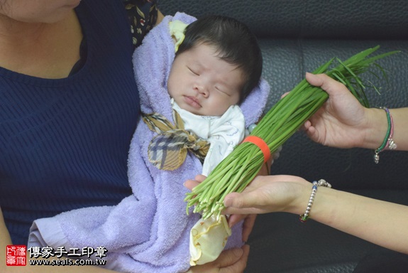 剃胎毛、滿月剃頭、嬰兒剃頭、嬰兒理髮、嬰兒剃髮、嬰兒剃胎毛、嬰兒滿月剃頭、寶寶剃頭、剃胎毛儀式、剃胎毛吉祥話、滿月剃頭儀式、滿月剃頭吉祥話、寶寶剃胎毛、寶寶滿月剃頭理髮、 新北鶯歌區剃胎毛、新北鶯歌區滿月剃頭、 新北鶯歌區嬰兒剃頭剃胎毛、新北鶯歌區嬰兒理髮、新北鶯歌區嬰兒剃髮、吳寶寶(新北鶯歌區到府嬰兒寶寶滿月剃頭理髮、免費到府嬰兒剃胎毛儀式吉祥話)。到府剃頭剃胎毛主持、專業拍照、DVD光碟、證書。★購買「臍帶章、肚臍章、胎毛筆刷印章」贈送：剃頭、收涎、抓周，三選一。2017.06.01  照片10