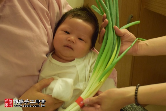剃胎毛、滿月剃頭、嬰兒剃頭、嬰兒理髮、嬰兒剃髮、嬰兒剃胎毛、嬰兒滿月剃頭、寶寶剃頭、剃胎毛儀式、剃胎毛吉祥話、滿月剃頭儀式、滿月剃頭吉祥話、寶寶剃胎毛、寶寶滿月剃頭理髮、 新北土城區剃胎毛、新北土城區滿月剃頭、 新北土城區嬰兒剃頭剃胎毛、新北土城區嬰兒理髮、新北土城區嬰兒剃髮、黃寶寶(新北土城區到府嬰兒寶寶滿月剃頭理髮、免費到府嬰兒剃胎毛儀式吉祥話)。到府剃頭剃胎毛主持、專業拍照、DVD光碟、證書。★購買「臍帶章、肚臍章、胎毛筆刷印章」贈送：剃頭、收涎、抓周，三選一。2017.06.10  照片12