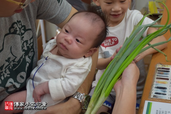 剃胎毛、滿月剃頭、嬰兒剃頭、嬰兒理髮、嬰兒剃髮、嬰兒剃胎毛、嬰兒滿月剃頭、寶寶剃頭、剃胎毛儀式、剃胎毛吉祥話、滿月剃頭儀式、滿月剃頭吉祥話、寶寶剃胎毛、寶寶滿月剃頭理髮、 新北市永和地區剃胎毛、新北市永和地區滿月剃頭、新北市永和地區嬰兒剃頭剃胎毛、新北市永和地區嬰兒理髮、新北市嬰兒剃髮、 李寶寶(新北永和區嬰兒寶寶滿月剃頭理髮、免費嬰兒剃胎毛儀式吉祥話)。中國風會場，爸媽寶貝免費穿「日中韓」古裝禮服。專業拍照、DVD光碟、證書。★購買「臍帶章、肚臍章、胎毛筆刷印章」贈送：剃頭、收涎、抓周，三選一。2017.08.12照片11