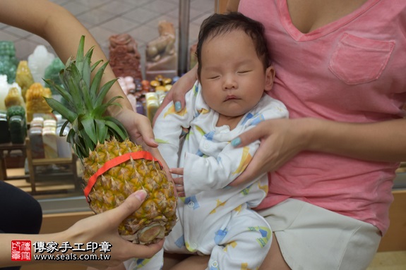 剃胎毛、滿月剃頭、嬰兒剃頭、嬰兒理髮、嬰兒剃髮、嬰兒剃胎毛、嬰兒滿月剃頭、寶寶剃頭、剃胎毛儀式、剃胎毛吉祥話、滿月剃頭儀式、滿月剃頭吉祥話、寶寶剃胎毛、寶寶滿月剃頭理髮、 新北市永和地區剃胎毛、新北市永和地區滿月剃頭、新北市永和地區嬰兒剃頭剃胎毛、新北市永和地區嬰兒理髮、新北市嬰兒剃髮、陳寶寶(新北永和區嬰兒寶寶滿月剃頭理髮、免費嬰兒剃胎毛儀式吉祥話)。中國風會場，爸媽寶貝免費穿「日中韓」古裝禮服。專業拍照、DVD光碟、證書。★購買「臍帶章、肚臍章、胎毛筆刷印章」贈送：剃頭、收涎、抓周，三選一。2017.09.06照片13