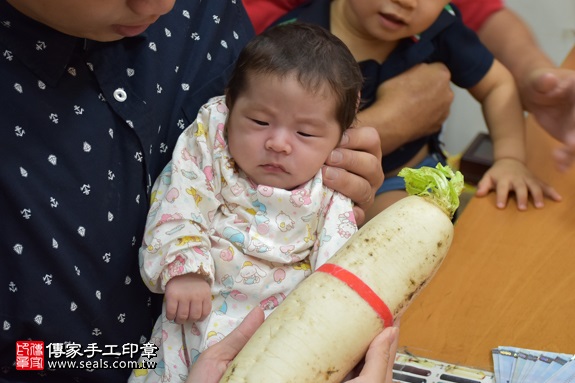 剃胎毛、滿月剃頭、嬰兒剃頭、嬰兒理髮、嬰兒剃髮、嬰兒剃胎毛、嬰兒滿月剃頭、寶寶剃頭、剃胎毛儀式、剃胎毛吉祥話、滿月剃頭儀式、滿月剃頭吉祥話、寶寶剃胎毛、寶寶滿月剃頭理髮、 新北市永和地區剃胎毛、新北市永和地區滿月剃頭、新北市永和地區嬰兒剃頭剃胎毛、新北市永和地區嬰兒理髮、新北市嬰兒剃髮、陳寶寶(新北永和區嬰兒寶寶滿月剃頭理髮、免費嬰兒剃胎毛儀式吉祥話)。中國風會場，爸媽寶貝免費穿「日中韓」古裝禮服。專業拍照、DVD光碟、證書。★購買「臍帶章、肚臍章、胎毛筆刷印章」贈送：剃頭、收涎、抓周，三選一。2017.09.10照片13