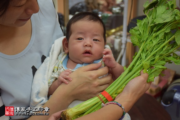 剃胎毛、滿月剃頭、嬰兒剃頭、嬰兒理髮、嬰兒剃髮、嬰兒剃胎毛、嬰兒滿月剃頭、寶寶剃頭、剃胎毛儀式、剃胎毛吉祥話、滿月剃頭儀式、滿月剃頭吉祥話、寶寶剃胎毛、寶寶滿月剃頭理髮、 新北市永和地區剃胎毛、新北市永和地區滿月剃頭、新北市永和地區嬰兒剃頭剃胎毛、新北市永和地區嬰兒理髮、新北市嬰兒剃髮、邱寶寶(新北永和區嬰兒寶寶滿月剃頭理髮、免費嬰兒剃胎毛儀式吉祥話)。中國風會場，爸媽寶貝免費穿「日中韓」古裝禮服。專業拍照、DVD光碟、證書。★購買「臍帶章、肚臍章、胎毛筆刷印章」贈送：剃頭、收涎、抓周，三選一。2017.09.30照片11