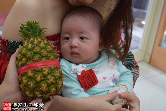 剃胎毛、滿月剃頭、嬰兒剃頭、嬰兒理髮、嬰兒剃髮、嬰兒剃胎毛、嬰兒滿月剃頭、寶寶剃頭、剃胎毛儀式、剃胎毛吉祥話、滿月剃頭儀式、滿月剃頭吉祥話、寶寶剃胎毛、寶寶滿月剃頭理髮、 高雄市鳳山地區剃胎毛、高雄市鳳山地區滿月剃頭、高雄市鳳山地區嬰兒剃頭剃胎毛、高雄市鳳山地區嬰兒理髮、高雄市嬰兒剃髮、王寶寶(高雄鳳山區嬰兒寶寶滿月剃頭理髮、免費嬰兒剃胎毛儀式吉祥話)。中國風會場，爸媽寶貝免費穿「日中韓」古裝禮服。專業拍照、DVD光碟、證書。★購買「臍帶章、肚臍章、胎毛筆刷印章」贈送：剃頭、收涎、抓周，三選一。2017.11.07照片14