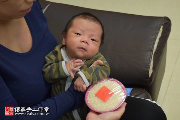 剃胎毛、滿月剃頭、嬰兒剃頭、嬰兒理髮、嬰兒剃髮、嬰兒剃胎毛、嬰兒滿月剃頭、寶寶剃頭、剃胎毛儀式、剃胎毛吉祥話、滿月剃頭儀式、滿月剃頭吉祥話、寶寶剃胎毛、寶寶滿月剃頭理髮、 新北市三重地區剃胎毛、新北市三重地區滿月剃頭、新北市三重地區嬰兒剃頭剃胎毛、新北市三重地區嬰兒理髮、新北市嬰兒剃髮、沈寶寶(新北三重區到府嬰兒寶寶滿月剃頭理髮、免費到府嬰兒剃胎毛儀式吉祥話)。到府剃頭剃胎毛主持、專業拍照、DVD光碟、證書。★購買「臍帶章、肚臍章、胎毛筆刷印章」贈送：剃頭、收涎、抓周，三選一。2017.11.17照片6